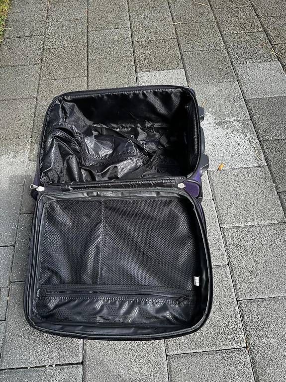 Reisekoffer: Violetter Rollkoffer (Handgriff defekt) – Gebraucht aus Goldau von mic_m6k9 1