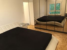 Riesiges Bett mit zwei Nachttischchen