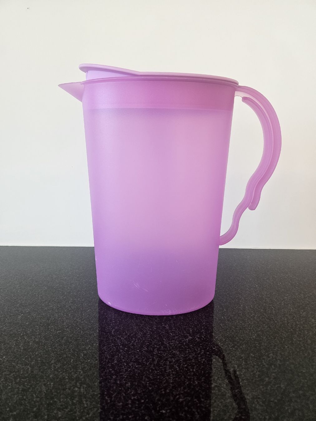 Tupperware Carafes: Pichet Tupperware rose contenance 2,1L – D'occasion à Morges par Mlle_Croft_91