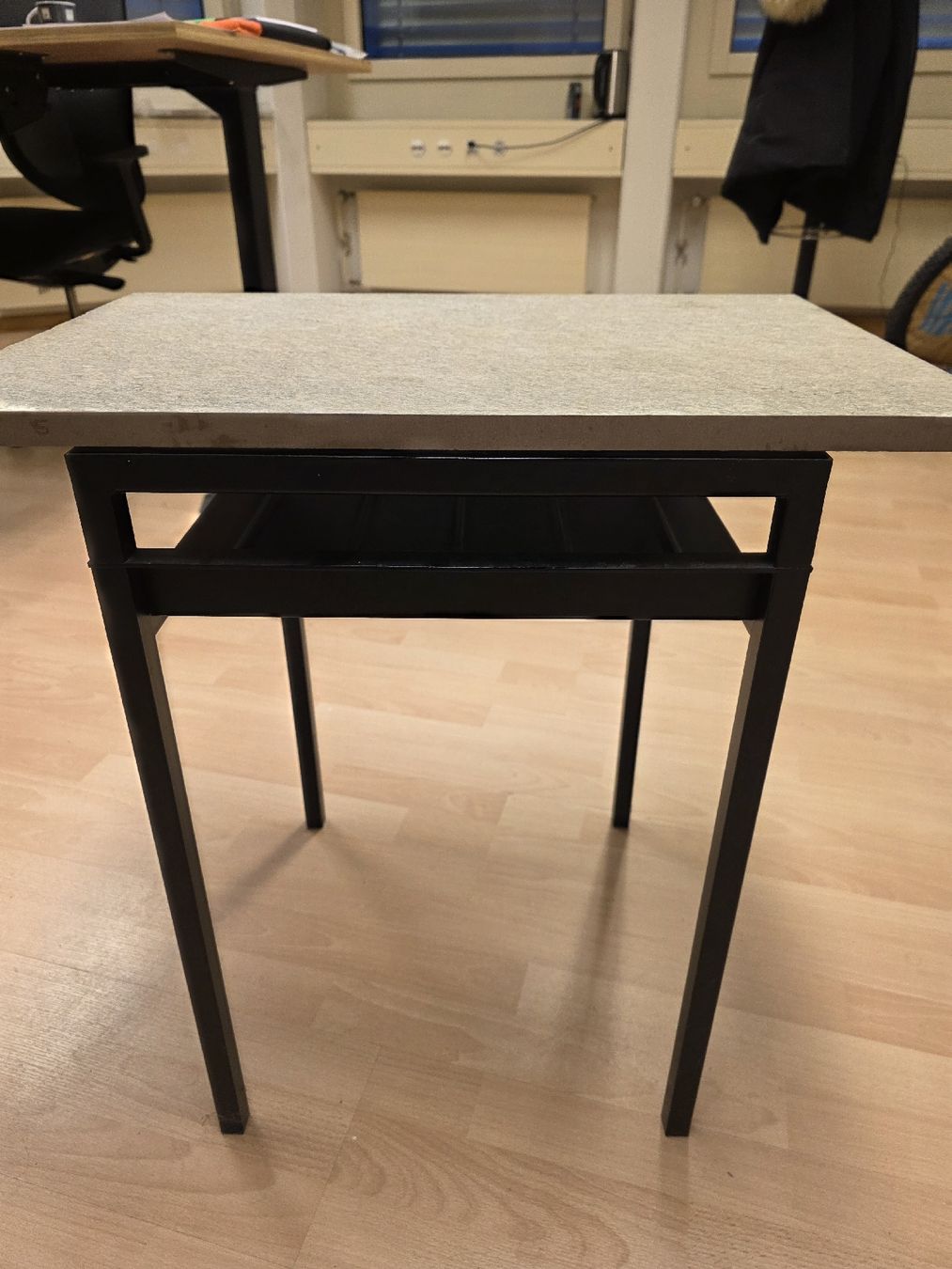 Tables: Beistelltisch Metall Steinplatte – D'occasion à Zürich par auctionhero 1