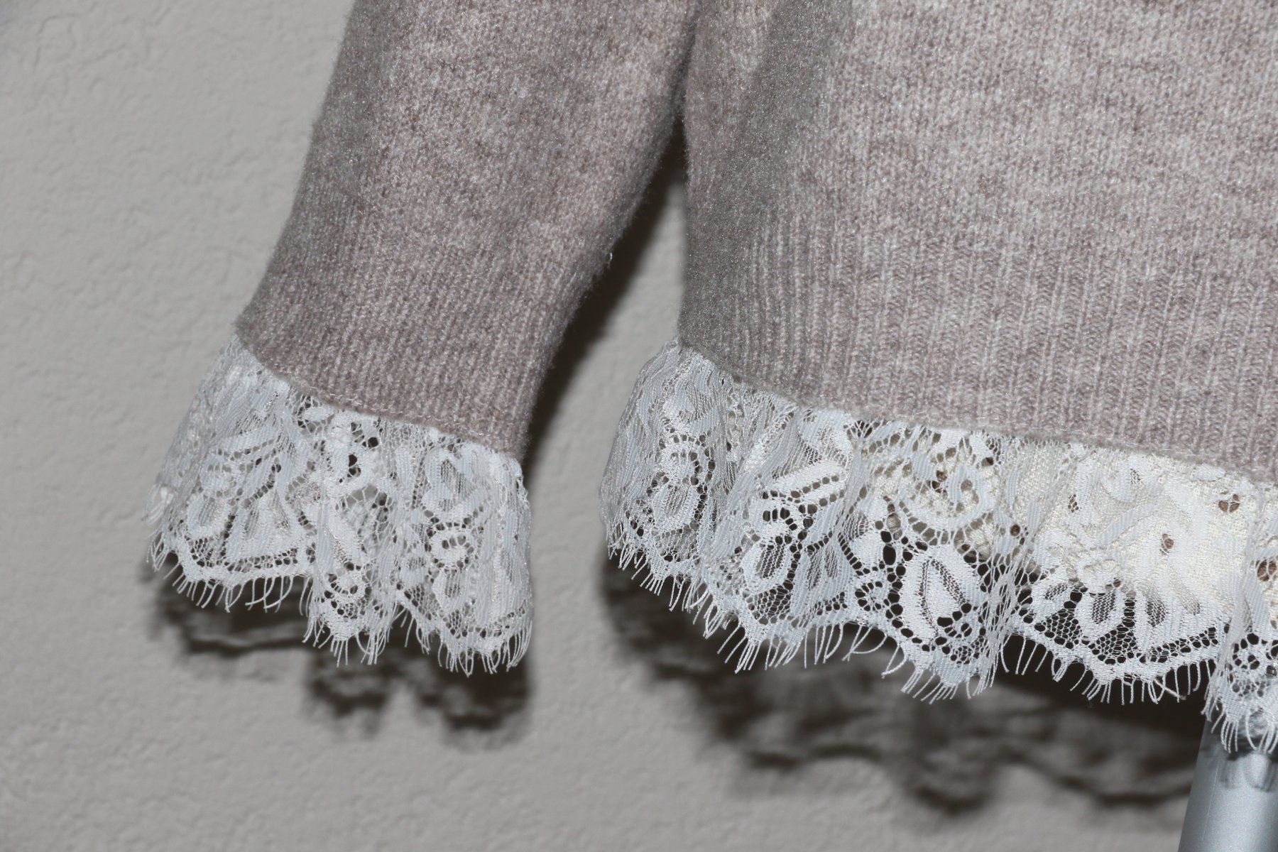Maglioni & Felpe: WUNDERSCHÖNER Pullover mit Spitze Gr.M  NEU – Nuovo (secondo la descrizione) da Oberwil-Lieli venduto da Svetlana28 7