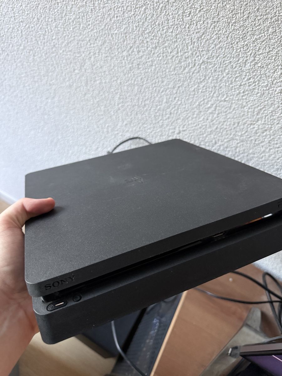 Sony Console: Sony PlayStation 4 Slim Console, 1TB – Usato da Nyon venduto da garlic_bread