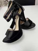 Schwarze Sandalen mit Schleifen, hoher Absatz