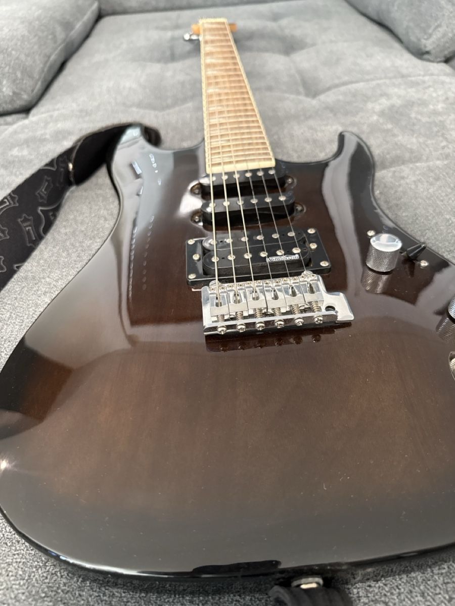 Strumenti musicali: E-Gitarre mit Gurt, Top Zustand – Usato da Hunzenschwil venduto da Amblazing 1