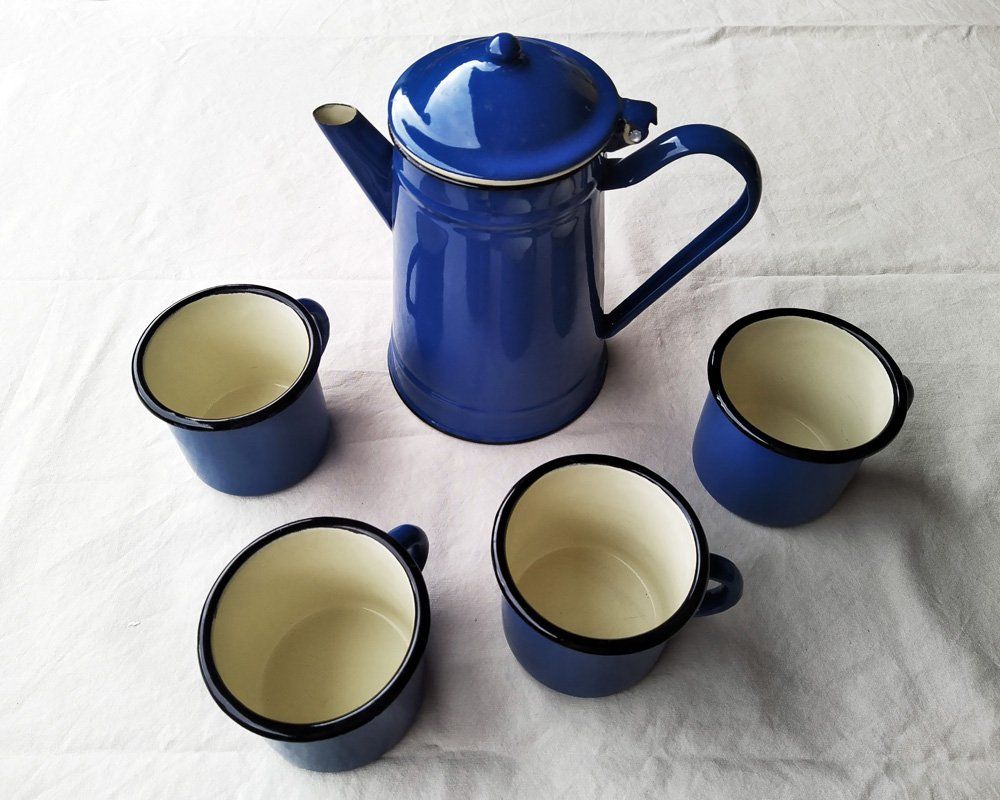 Services de table: Cafetière en émail avec 4 tasses – D'occasion à Morgins par Laurentcorinne