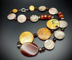 Erstaunliche Vintage-Halskette mit echten Steinen.