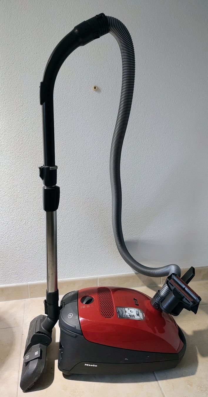 Miele Aspirapolveri & Accessori: Miele Classic C1 Easy Red PowerLine - inkl. Beutel & Filter – Usato da Zürich venduto da log_bg99 1