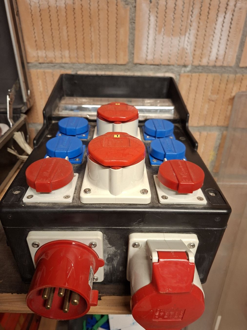 Alimentazione elettrica: Demelectric Stromverteiler, Baustromverteiler, 32A, IP44 – Usato da Ostermundigen venduto da Ismett