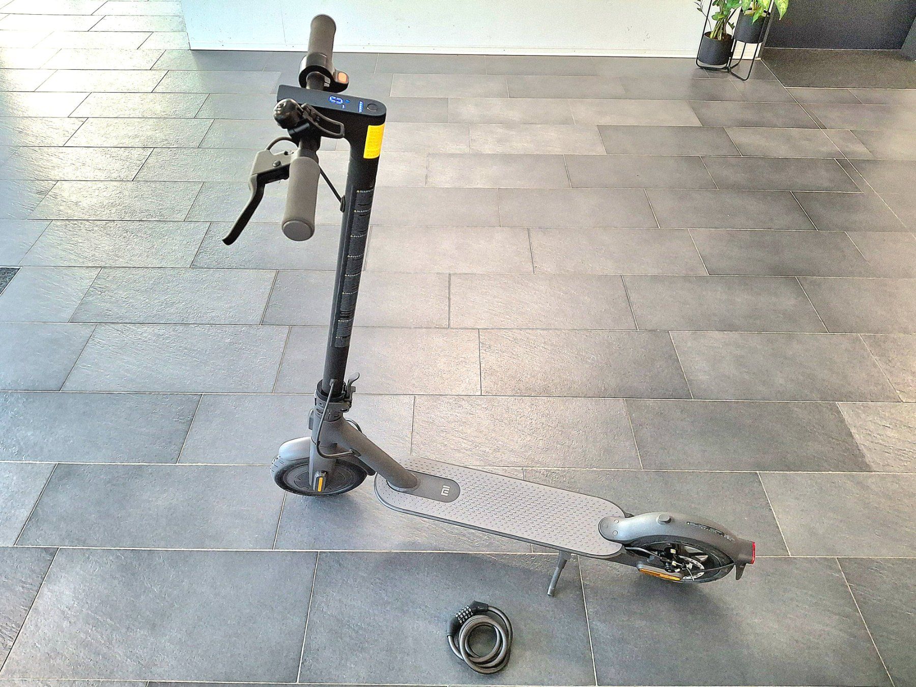 Xiaomi Kickboard: Xiaomi Mi Essential + Cadenas - Envoi – Usato da Villars-sur-Glâne venduto da SwissTrendyStore 6