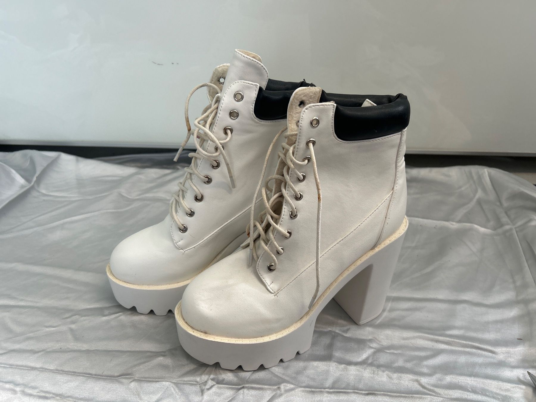 Chaussures femmes: Plateau Stiefelette cremefarben Gr 36 – D'occasion à Regensdorf par Spyke55 2