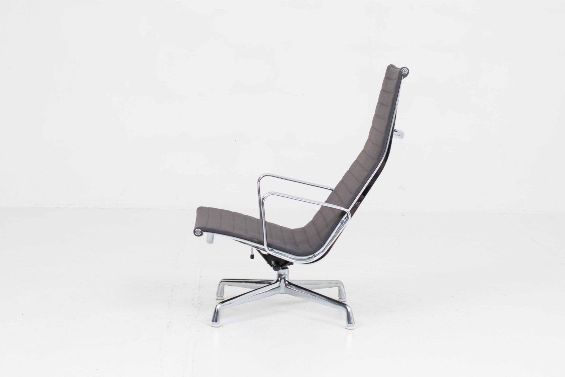 Vitra Poltrone: Vitra EA 124 Sessel von Charles & Ray Eames in grauem Hopsak – Usato da Zürich venduto da STUZH38 1