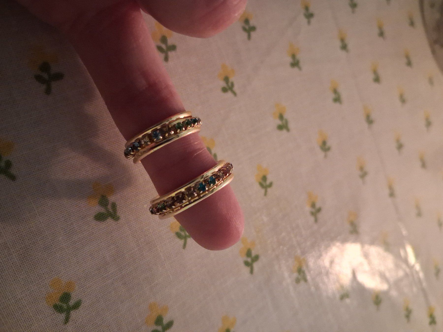 Anelli: 2 bunte Ringe, Modeschmuck, Goldfarben, NEU! – Nuovo e nell'imballaggio originale da Wald ZH venduto da e8e 5