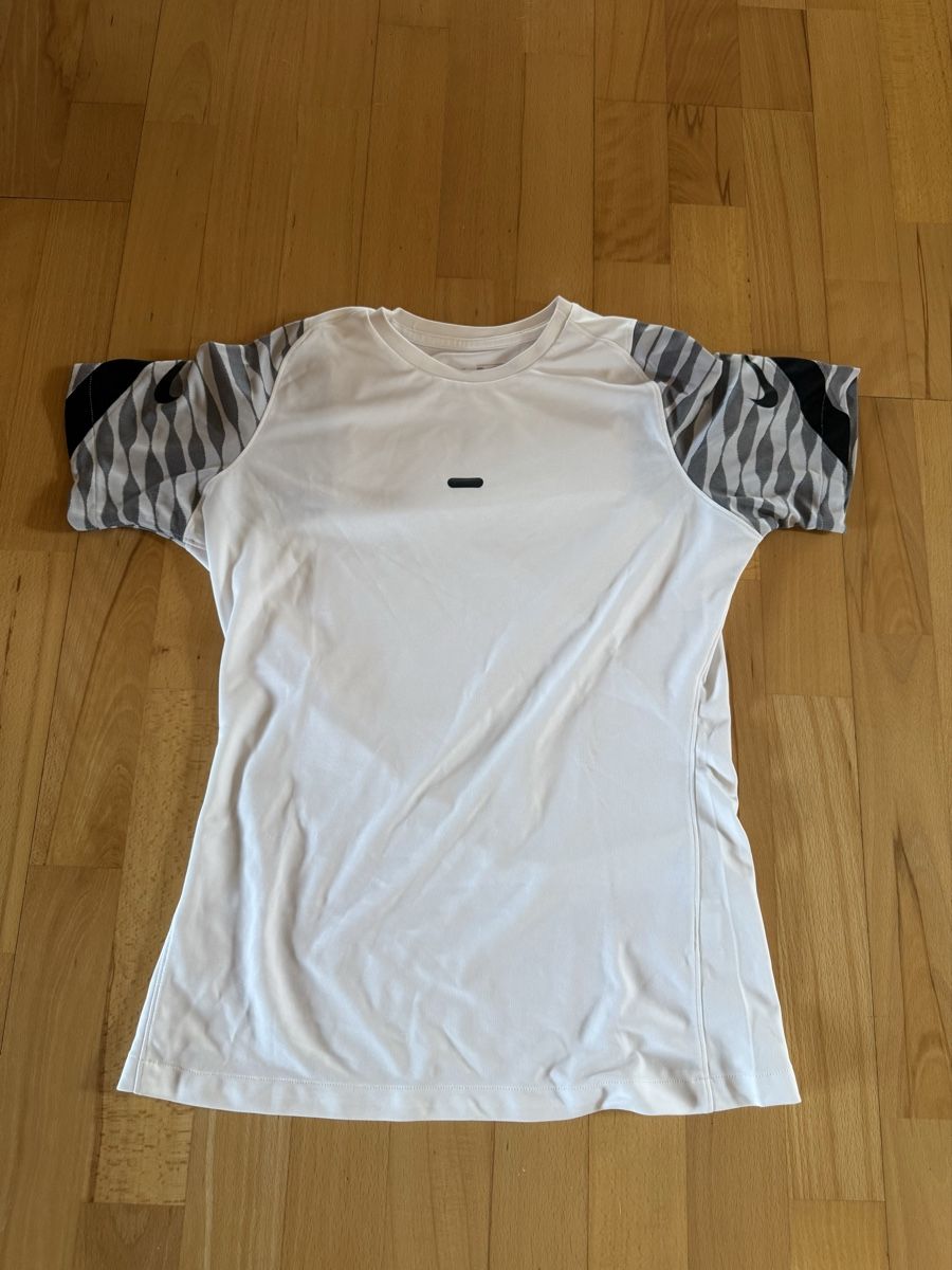 Nike Canottiere & Pantaloni: T-Shirt de sport Nike – Nuovo (secondo la descrizione) da Fontainemelon venduto da erin.blm