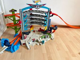 Hot Wheels Garage mit Hai, Loopings & Track Builder Stuntbox