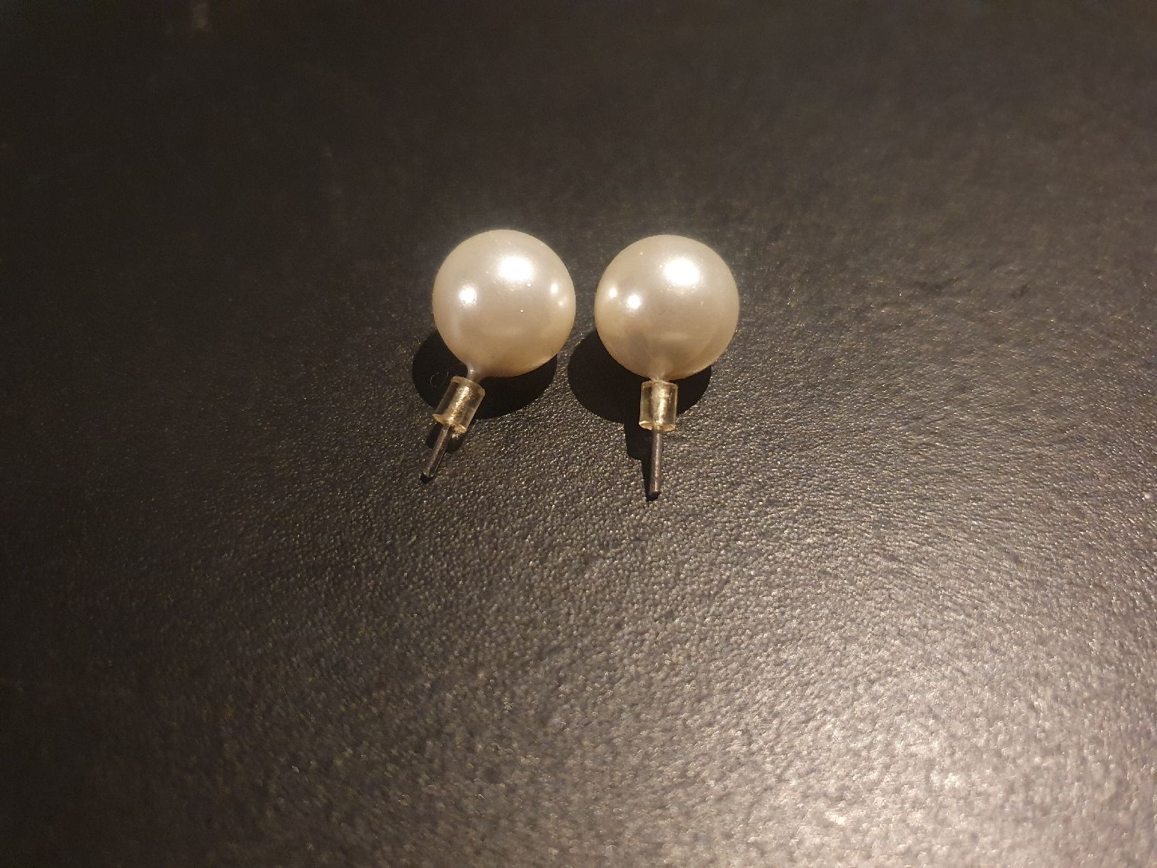 Orecchini pendenti & Orecchini a lobo: Elegante Ohrstecker mit Perlen-Optik – Usato da Moosseedorf venduto da Sonnenschein..
