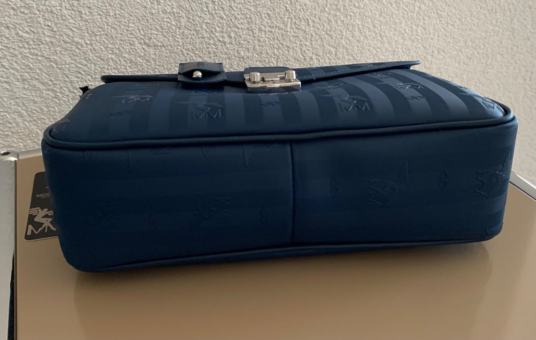 Maison Mollerus Taschen für Damen: MAISON MOLLERUS Marly deep blau silber, NEU – Neu und originalverpackt aus Mettmenstetten von srca 2