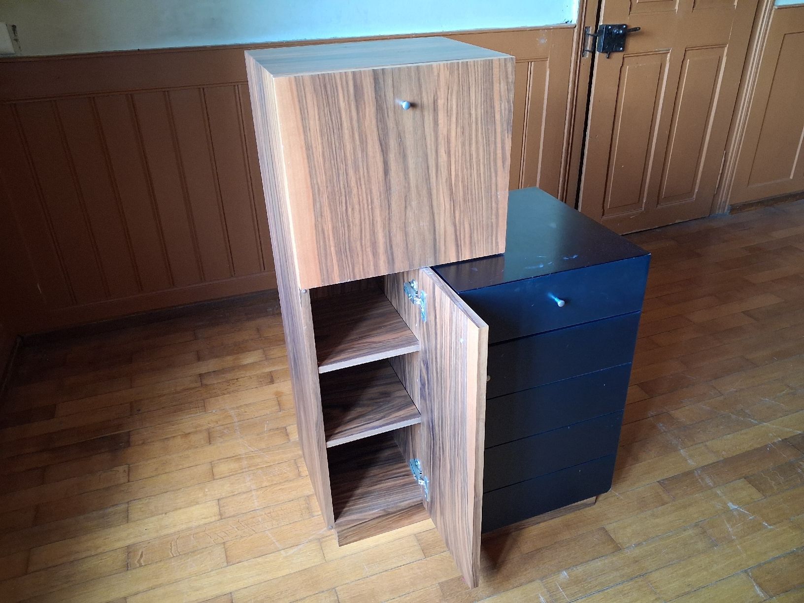 Cassettiere: Sideboard mit Schubladen und Klappe. Nussbaum, schwarzer MDF – Usato da Herbetswil venduto da ber_2kgk 2