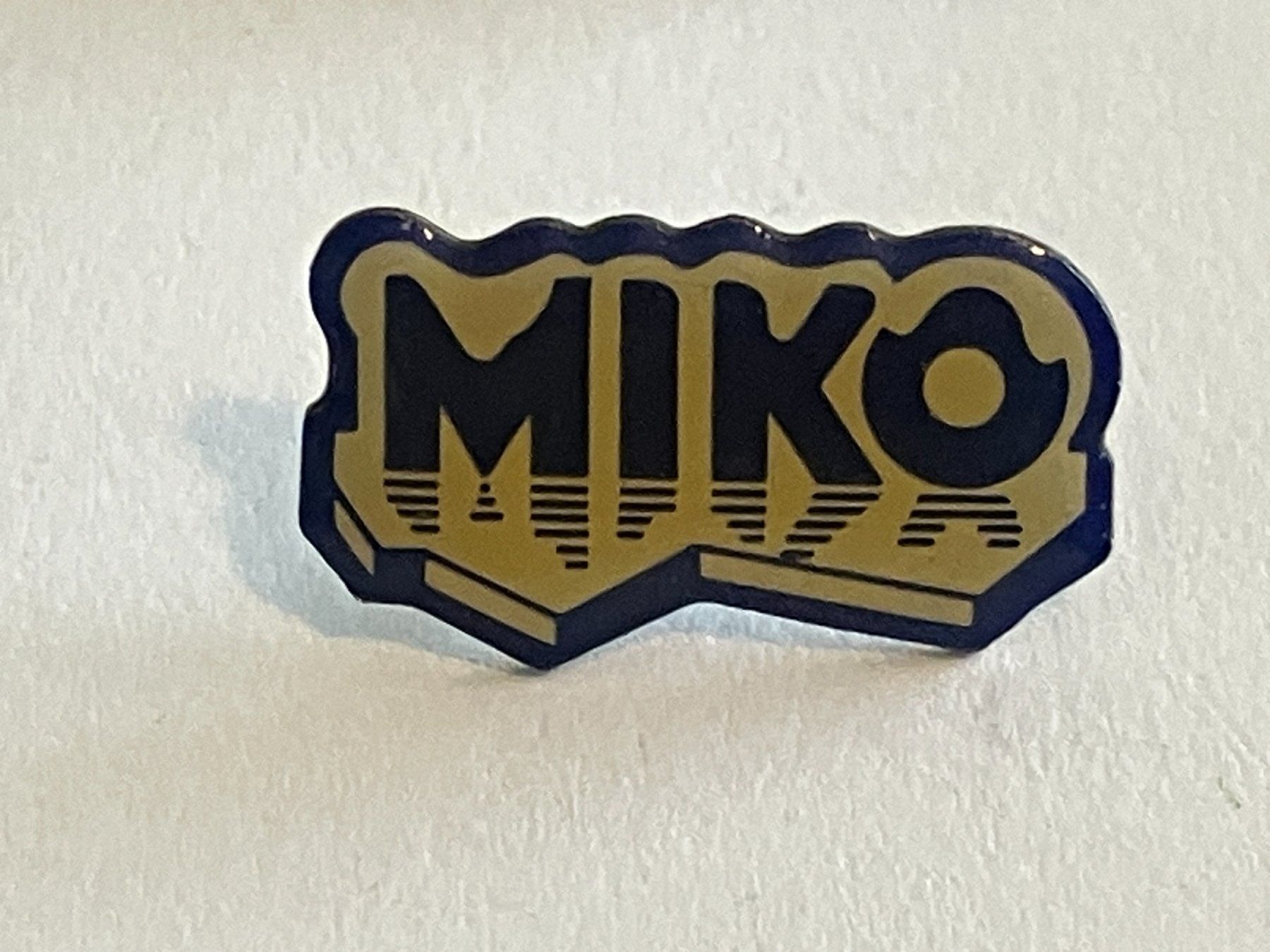 Plaquettes & Badges: 1 Pin Miko – D'occasion à Basel par djwwpp
