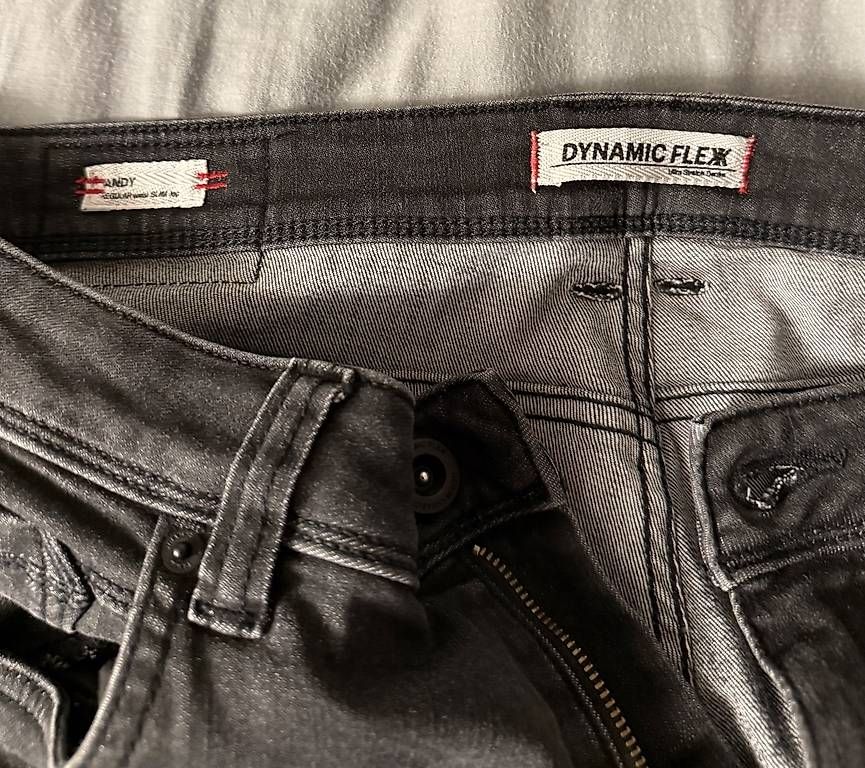 Jeans: Schwarze Jeans  – Gebraucht aus Wädenswil von dom_pz5d 1