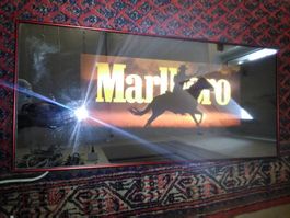 Marlboro Leuchtwerbung verspiegelt