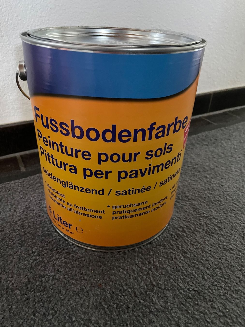 Colori: Fussbodenfarbe grau innen und aussen – Usato da Esslingen venduto da Zeppi1