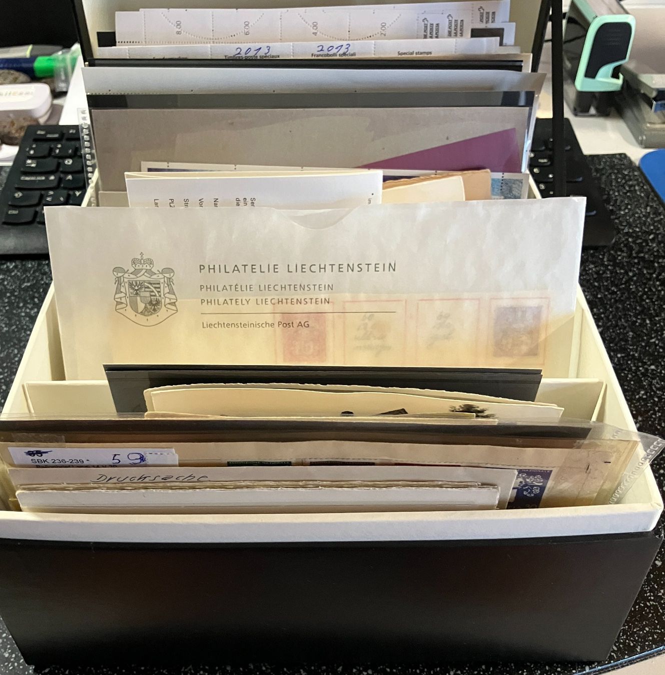 Tutti i francobolli: Briefmarken-Box mit verschiedenem Inhalt: AKs, Kleinbogen .. – Usato da Eschlikon TG venduto da PhilCon 1