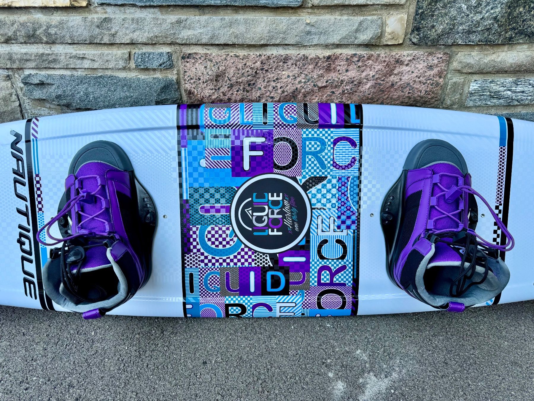 Surfboards & Schwimmbrette: Wakeboard Liquid Force 135.3 cm mit Bindung – Gebraucht aus Gommiswald von Aloha.Spirit 4