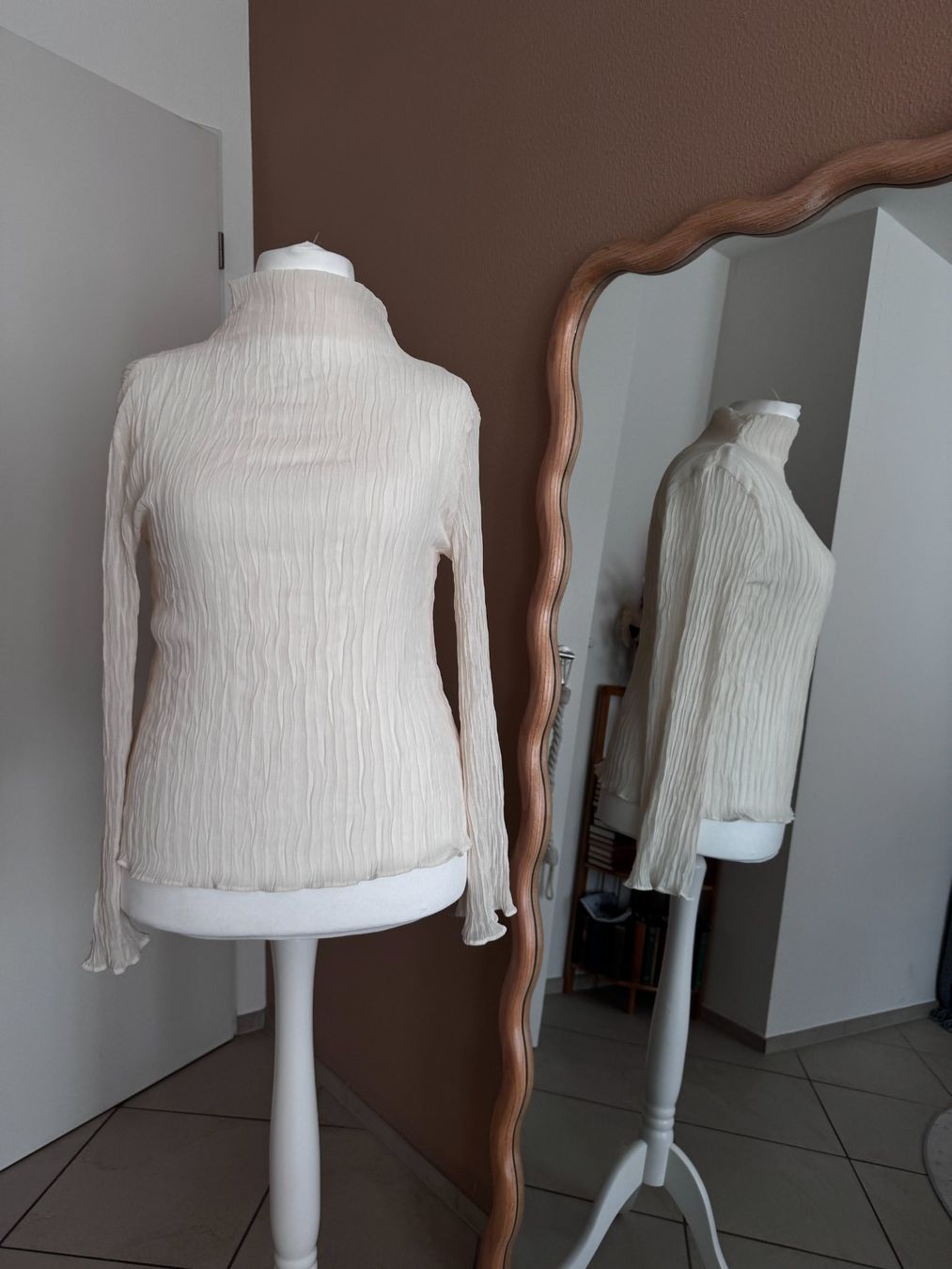 Camicette: Weite, luftige Bluse im Plissee beige Gr 46 – Usato da Muttenz venduto da einfach-schoen