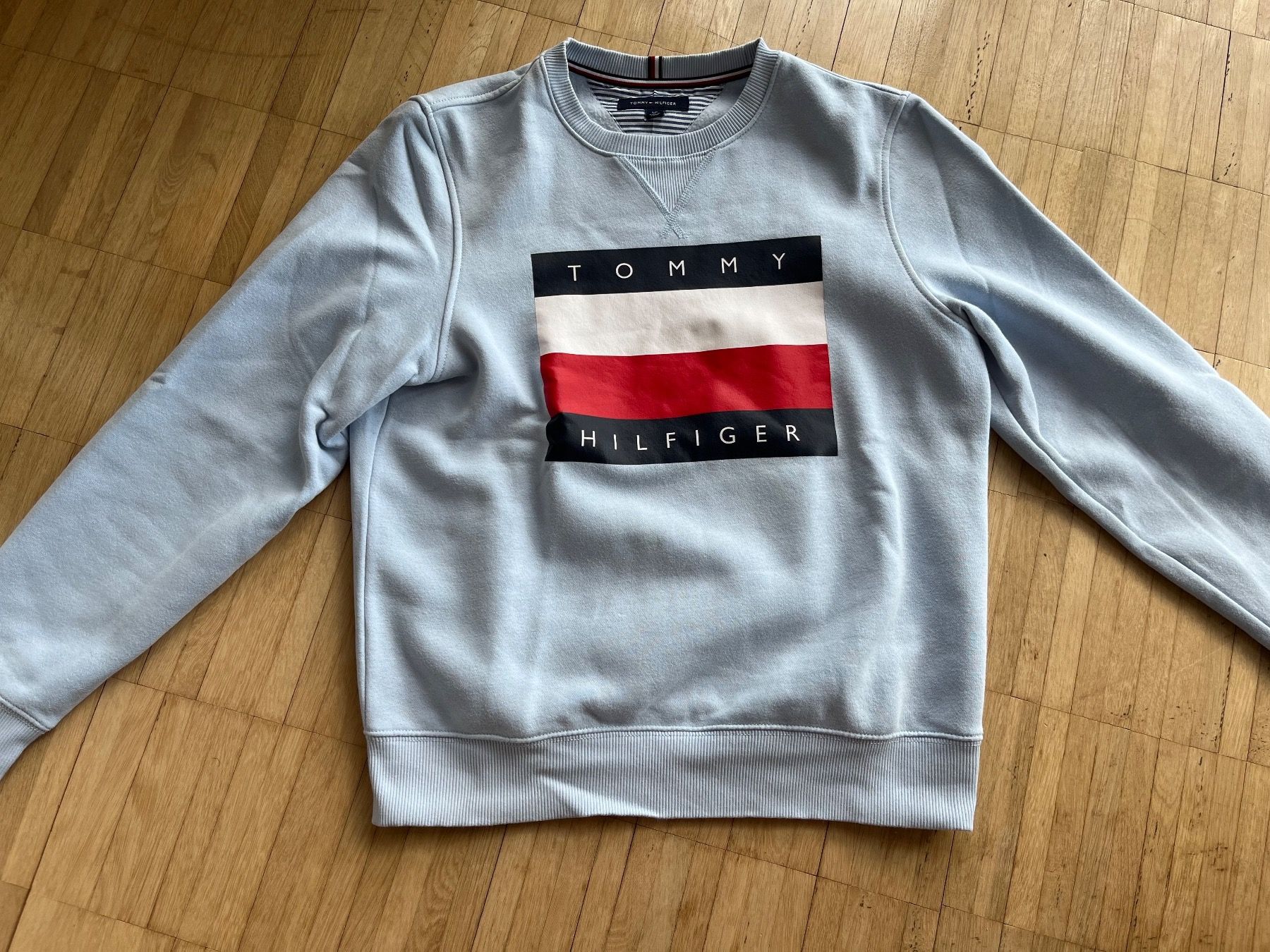 Tommy Hilfiger Pullover & Sweatshirts: Hellblauer Herrenpullover von Tommy – Gebraucht aus Allschwil von dan_q8vl
