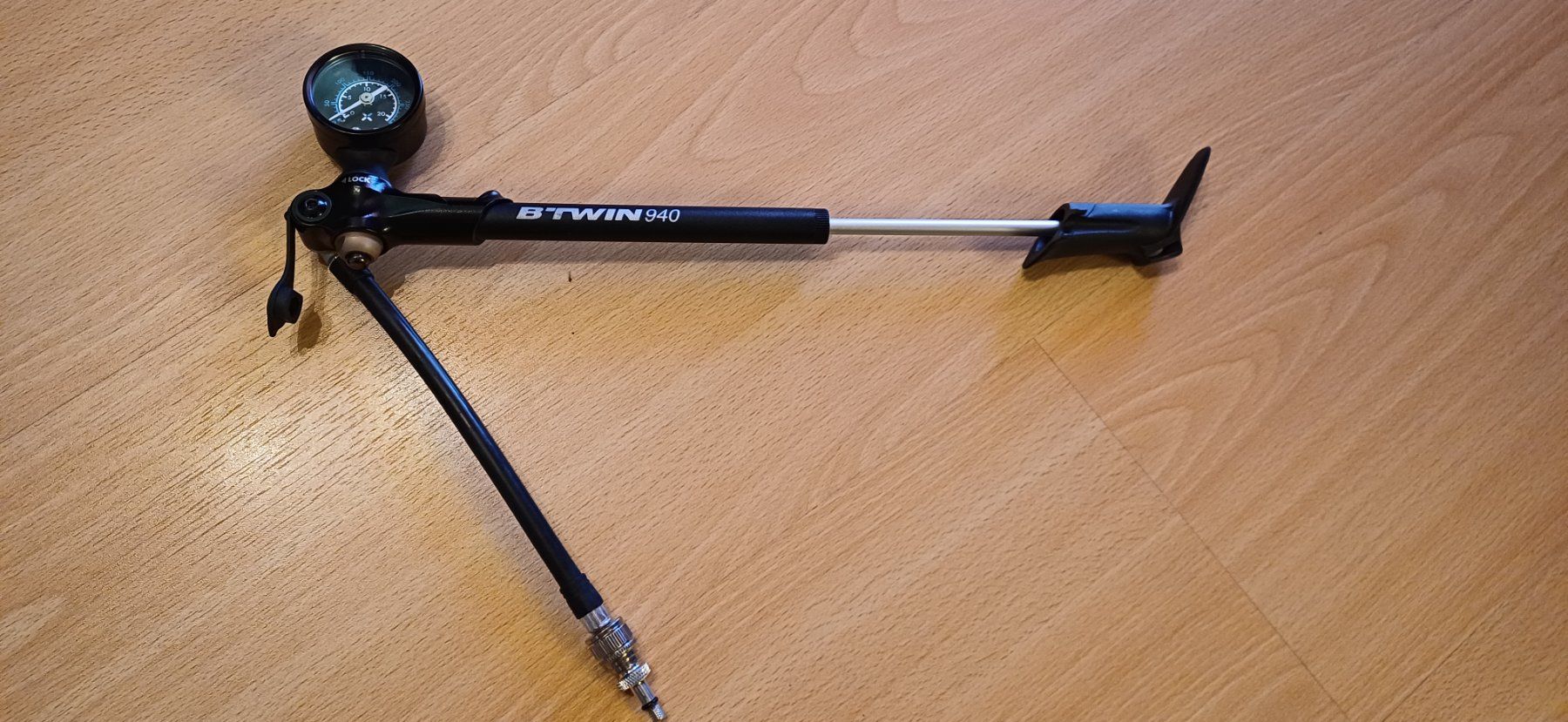 Decathlon Pompe: Dämpferpumpe B'Twin 940 mit Manometer – Usato da Sumiswald venduto da TOM8519 2