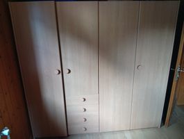 Kleiderschrank