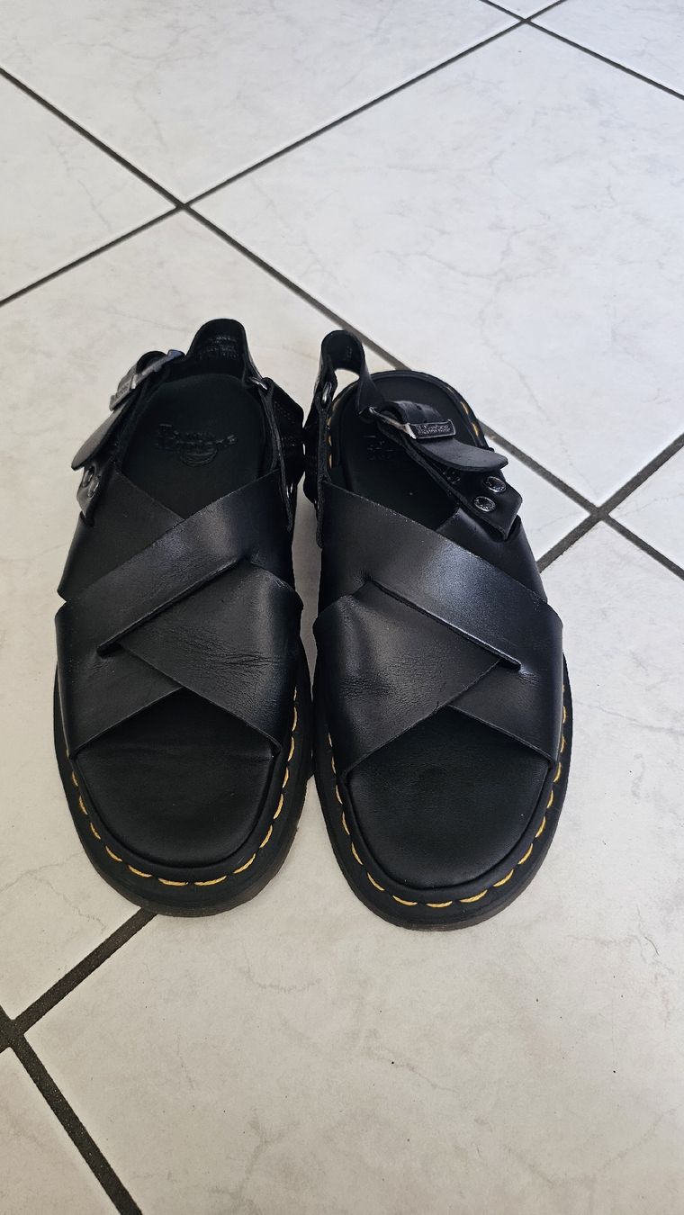 Dr. Martens Damenschuhe: sandales Dr Martens taille 38 – Gebraucht aus St-Aubin-Sauges von lil_vxc2 2