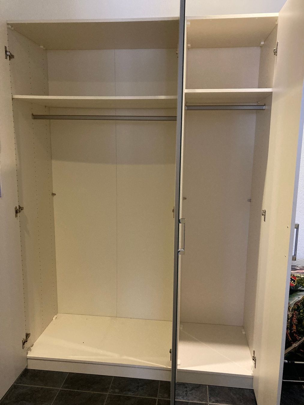 Schränke: Drehtürschrank Schweizer 108 – Gebraucht aus Bremgarten b. Bern von Samsung0 1