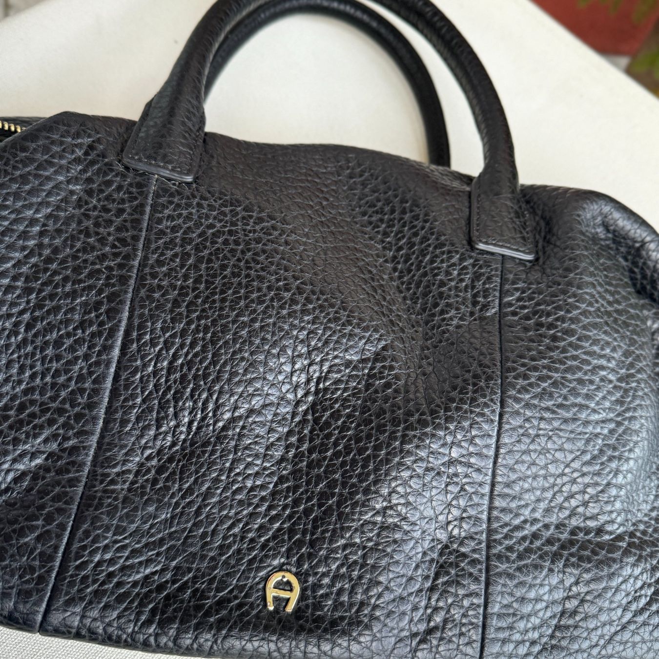 Aigner Borse da donna: Aigner Bowling bag Leder schwarz-gold – Usato da Muttenz venduto da einfach-schoen 1