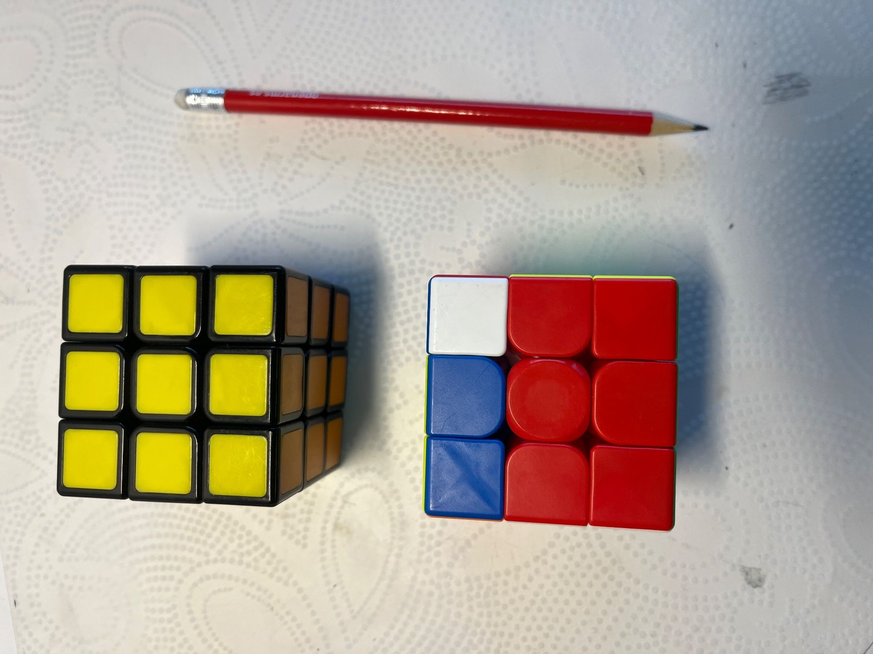 Jouets: RUBIKS Cube Marke original und ein Cube anderer Marke – D'occasion à Zürich par maral787 1