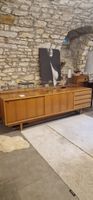 Sideboard und Regalwand. Mid Century Wohnzimmer Einrichtung.