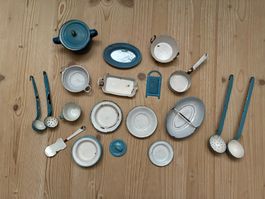 Diverse alte Emaille Utensilien für die Kinder-/Puppenküche