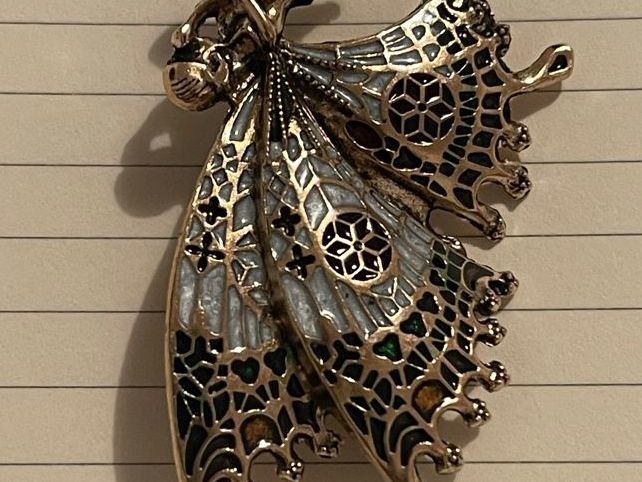 Spille & Fermagli: Jolie Broche fée papillon gravée neuve – Nuovo (secondo la descrizione) da Kloten venduto da Vermicelles 3