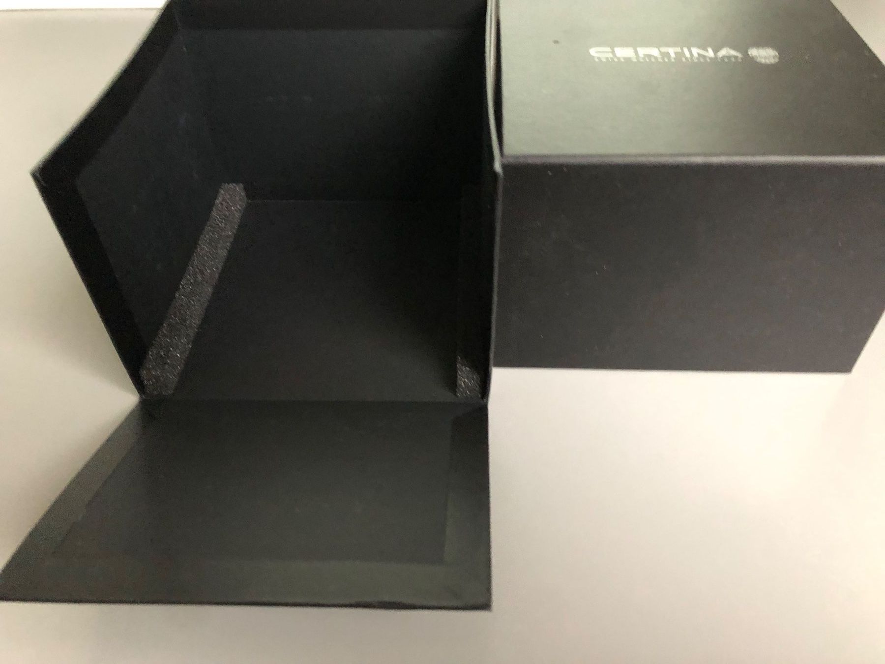 Certina Scatole porta orologi: CERTINA Uhrenbox leer ab 1.- – Usato da Oberweningen venduto da Jelo 2