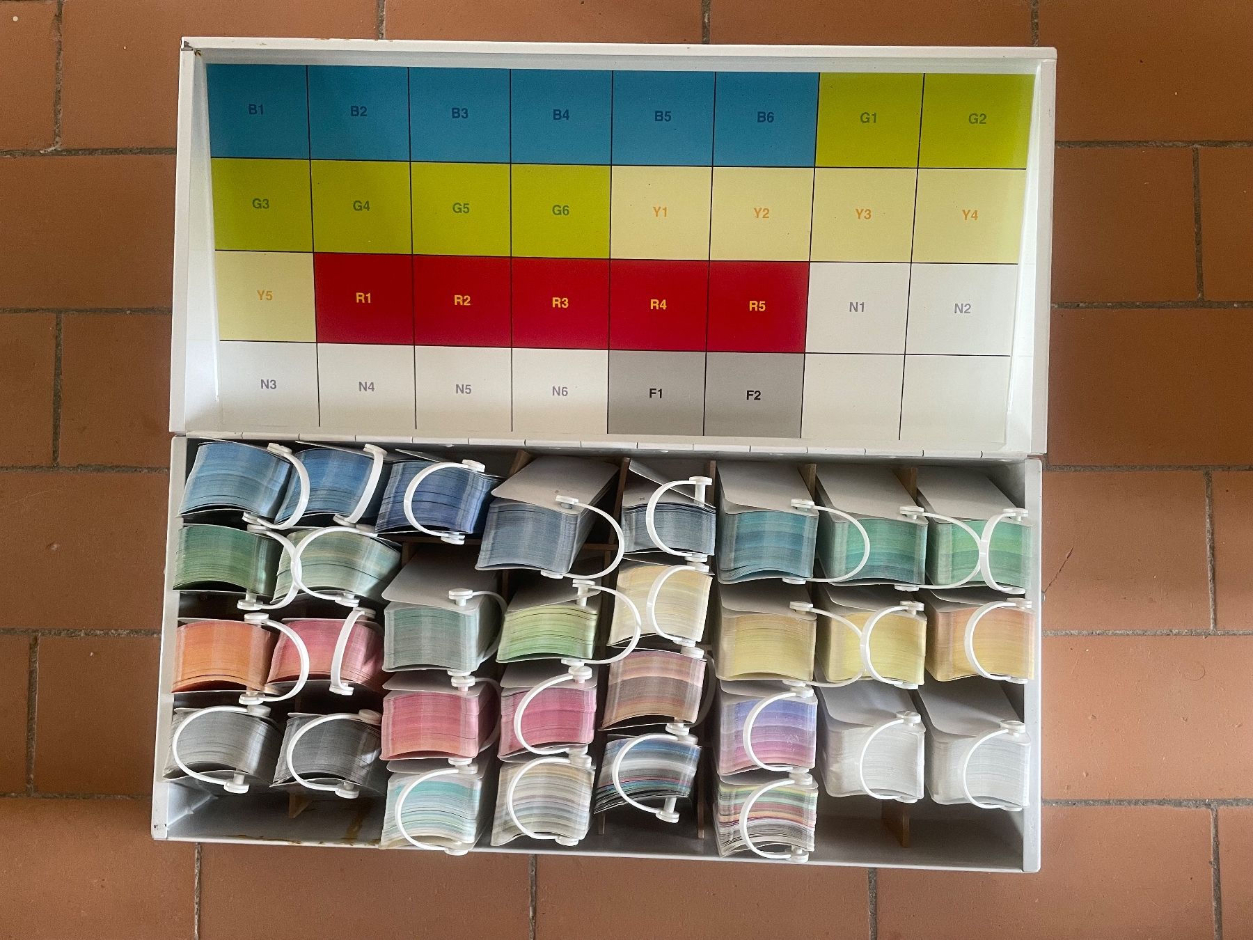 Colori: Farbmuster Farbkarte Nuancier Échantillon de couleurs – Usato da Biel/Bienne venduto da Garum