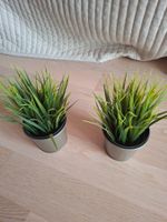 Zwei Kunstgras-Pflanzen mit Töpfen silberfarben/grau neuwert