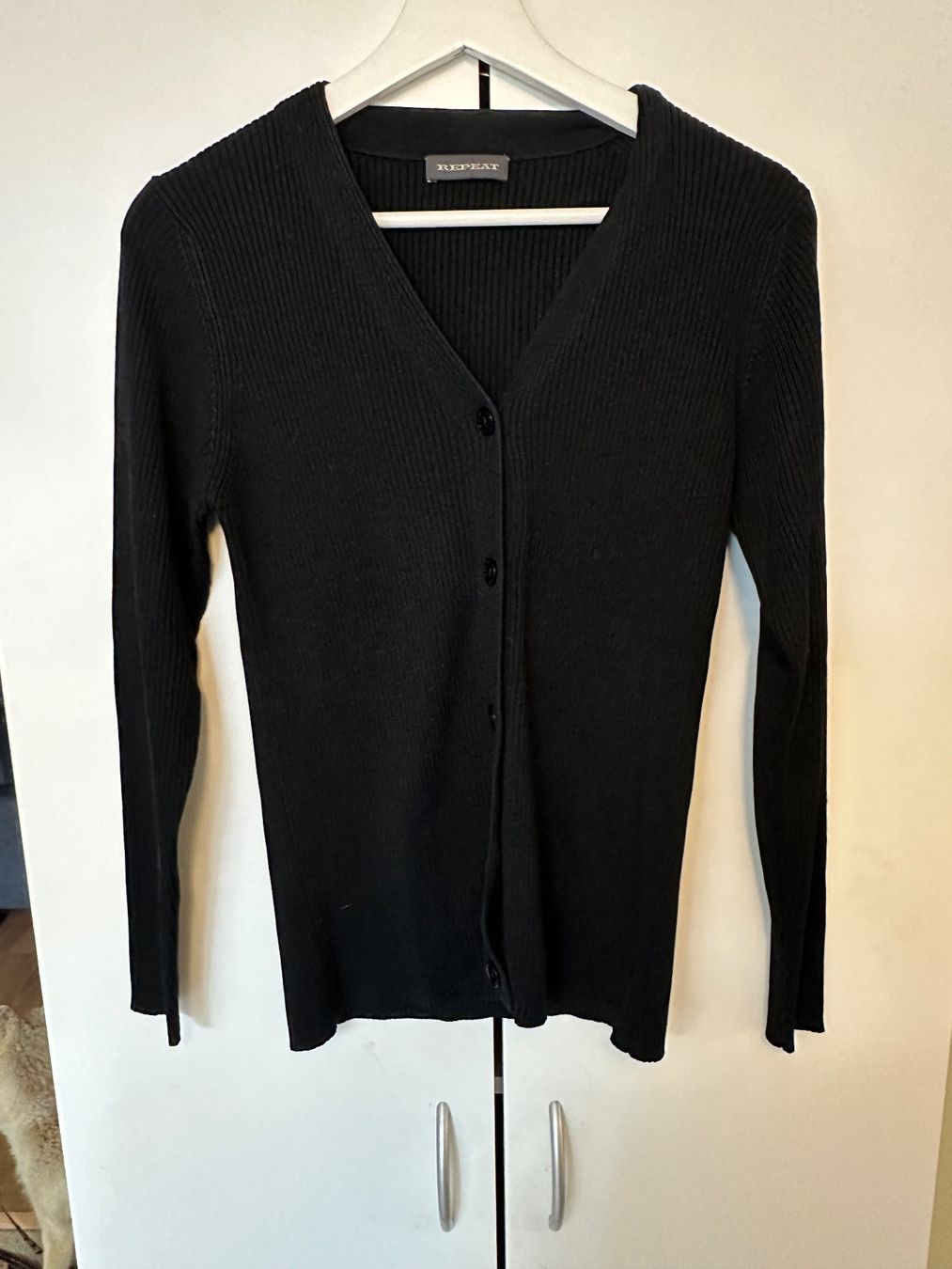 Repeat Giacche: Schwarze Strickjacke von Repeat, Grösse S/M – Usato da Schaan venduto da Hermine2018