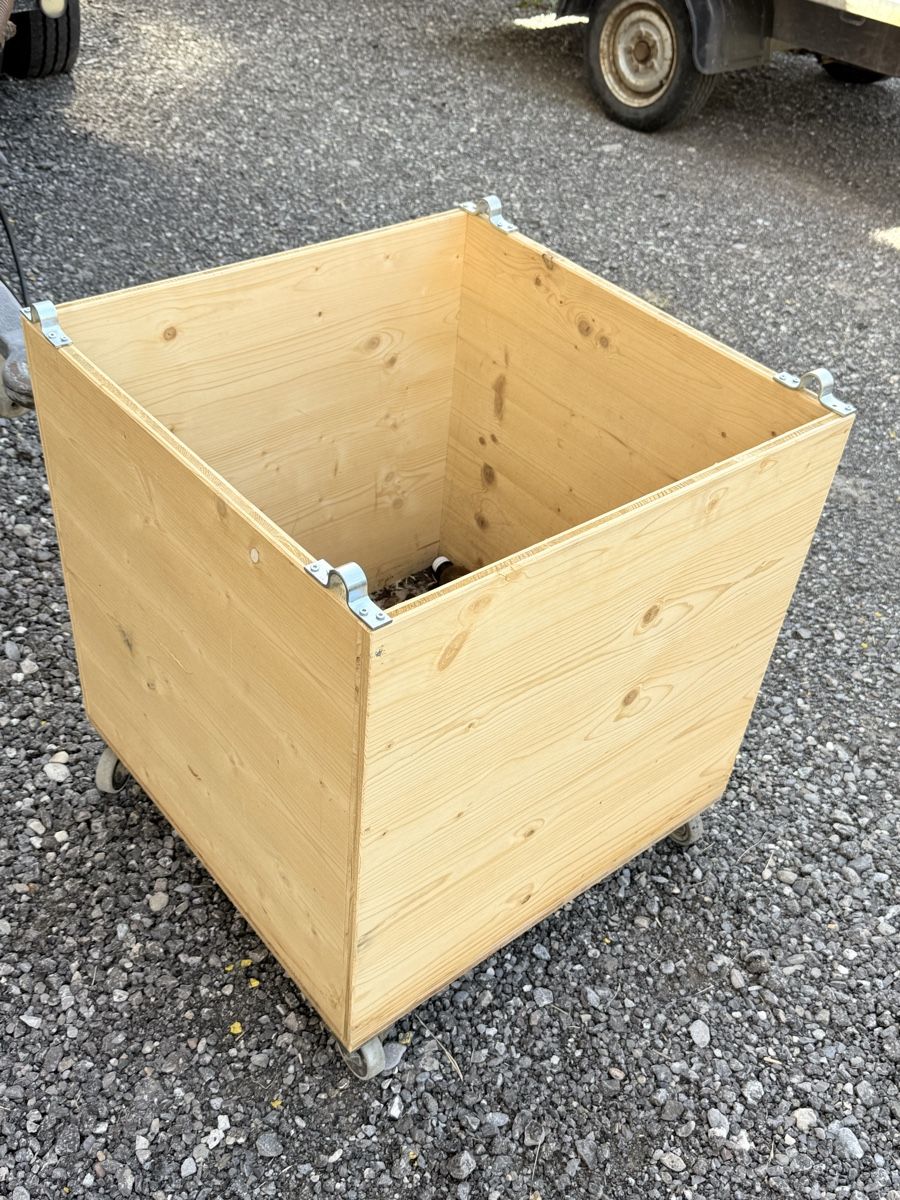 Caisses de transport: Holzkiste mit Rollen   – D'occasion à Affoltern BE par _Kaeser_