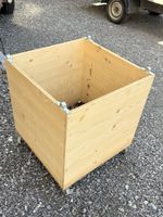 Holzkiste mit Rollen  
