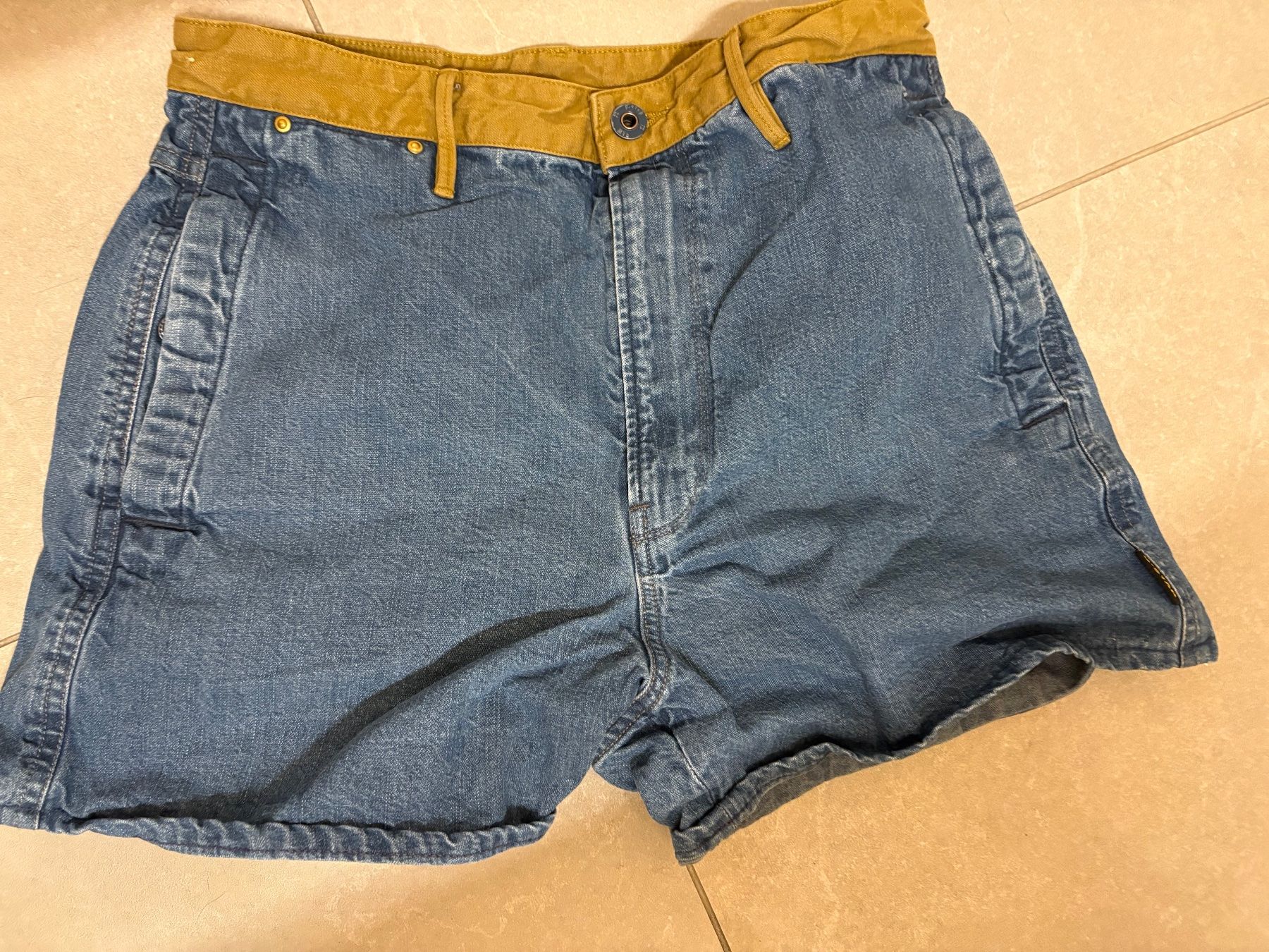 G-Star Pantaloni: G-Star Shorts – Usato da Romont BE venduto da n.gfeller