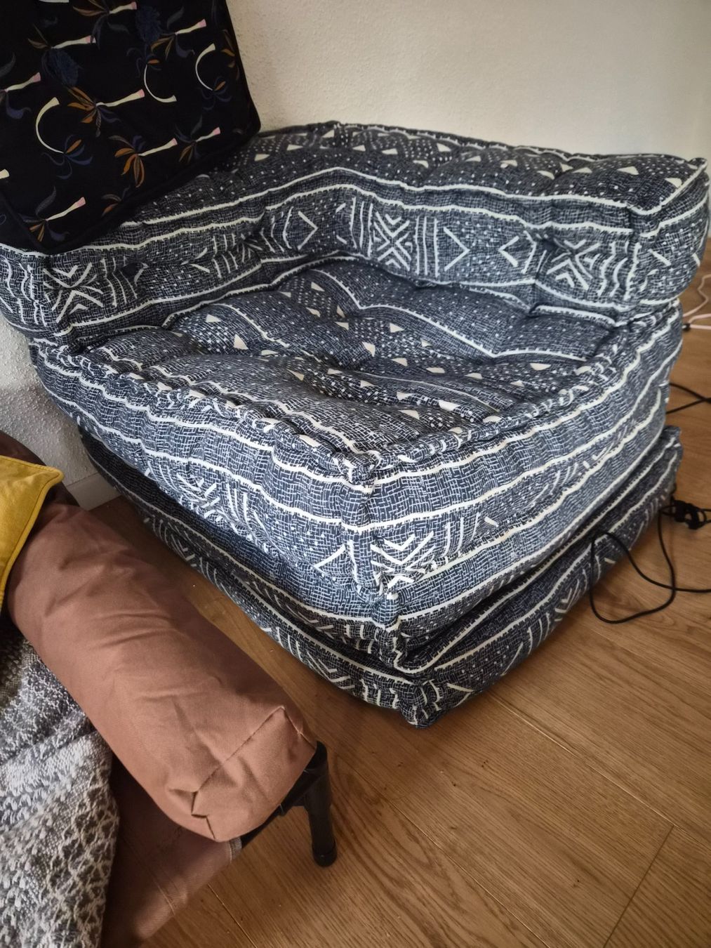 Sofas: Small Sofa- Kids Sofa -3 pieces- or Floor Bed – Gebraucht aus Maur von Sofi___