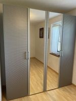 Gut erhaltener Schrank mit Spiegel-höhe 217, breite 200, X 6