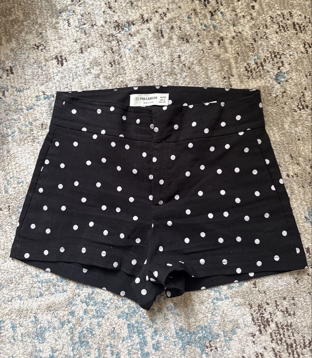 Pull&Bear Pantalons: Pull&Bear Mini Polka Dot shorts – D'occasion à Hagendorn par ava_2hq7