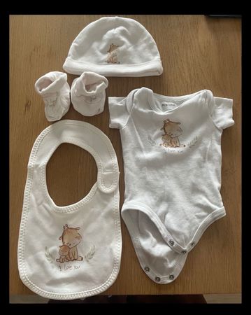 Babyset mit Body, Mütze, Schlupfschuhen und Lätzchen