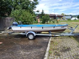 Motorboot mit Motor und Trailer